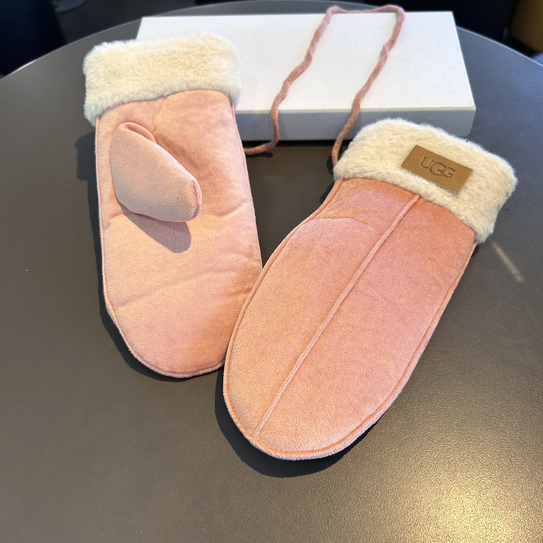 UGG2025秋冬挂肩羊毛手套👍值得对比。。同款不同品质，秒杀市场差产品，羊毛十懒兔毛内里加绒 🙌经典不