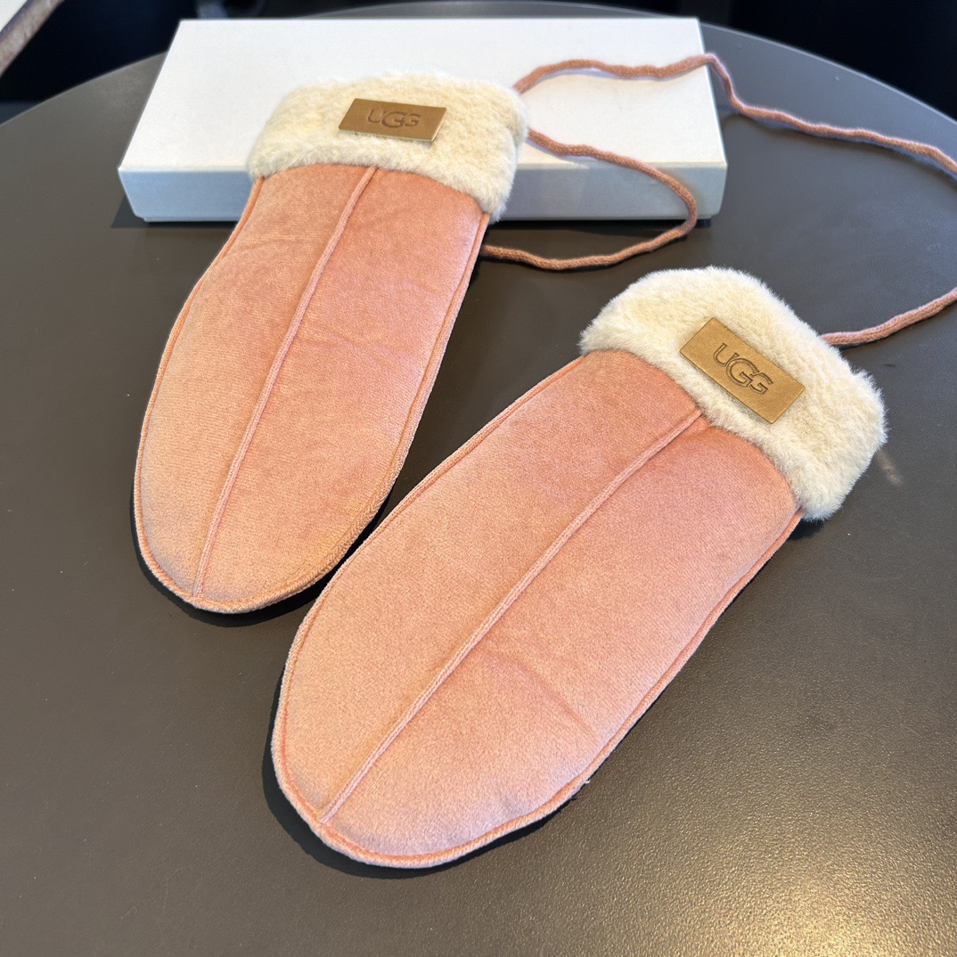 UGG2025秋冬挂肩羊毛手套👍值得对比。。同款不同品质，秒杀市场差产品，羊毛十懒兔毛内里加绒 🙌经典不