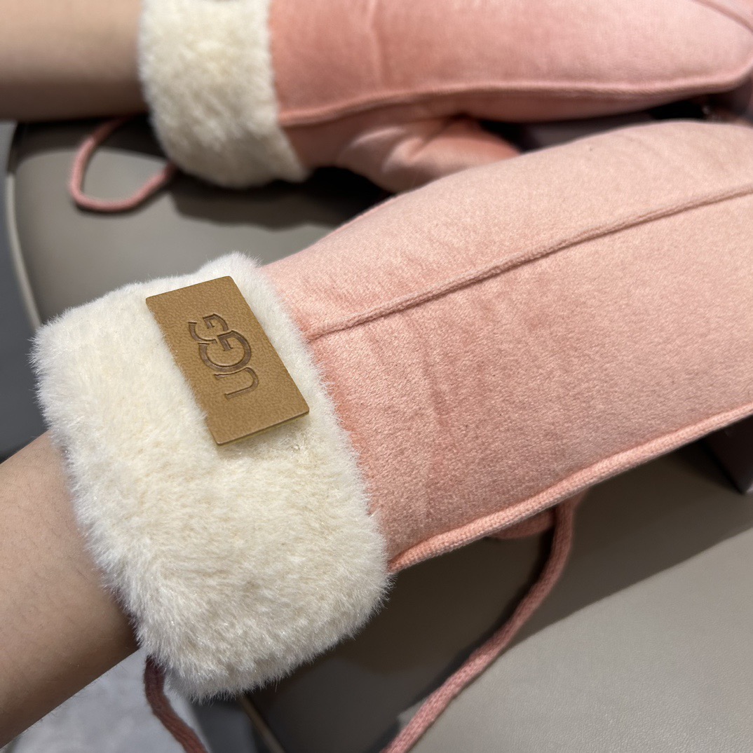 UGG2025秋冬挂肩羊毛手套👍值得对比。。同款不同品质，秒杀市场差产品，羊毛十懒兔毛内里加绒 🙌经典不