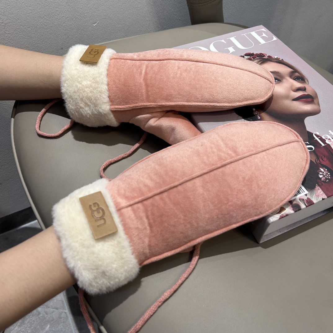 UGG2025秋冬挂肩羊毛手套👍值得对比。。同款不同品质，秒杀市场差产品，羊毛十懒兔毛内里加绒 🙌经典不