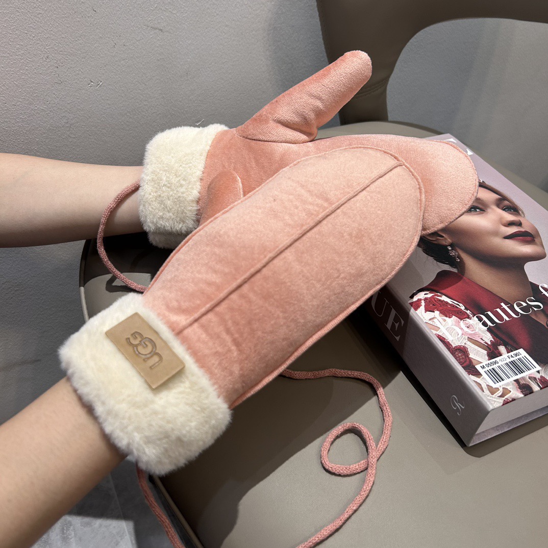 UGG2025秋冬挂肩羊毛手套👍值得对比。。同款不同品质，秒杀市场差产品，羊毛十懒兔毛内里加绒 🙌经典不