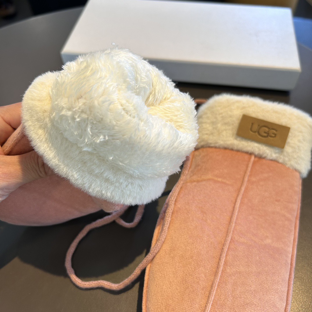 UGG2025秋冬挂肩羊毛手套👍值得对比。。同款不同品质，秒杀市场差产品，羊毛十懒兔毛内里加绒 🙌经典不