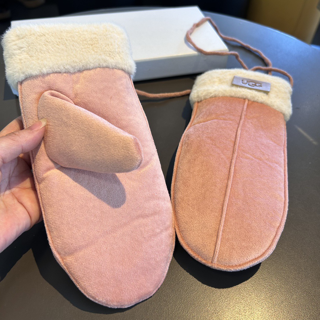 UGG2025秋冬挂肩羊毛手套👍值得对比。。同款不同品质，秒杀市场差产品，羊毛十懒兔毛内里加绒 🙌经典不