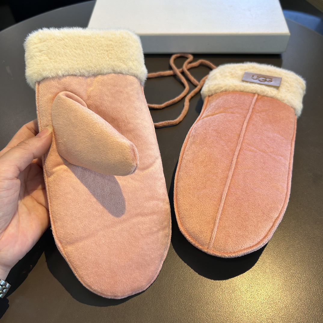 UGG2025秋冬挂肩羊毛手套👍值得对比。。同款不同品质，秒杀市场差产品，羊毛十懒兔毛内里加绒 🙌经典不