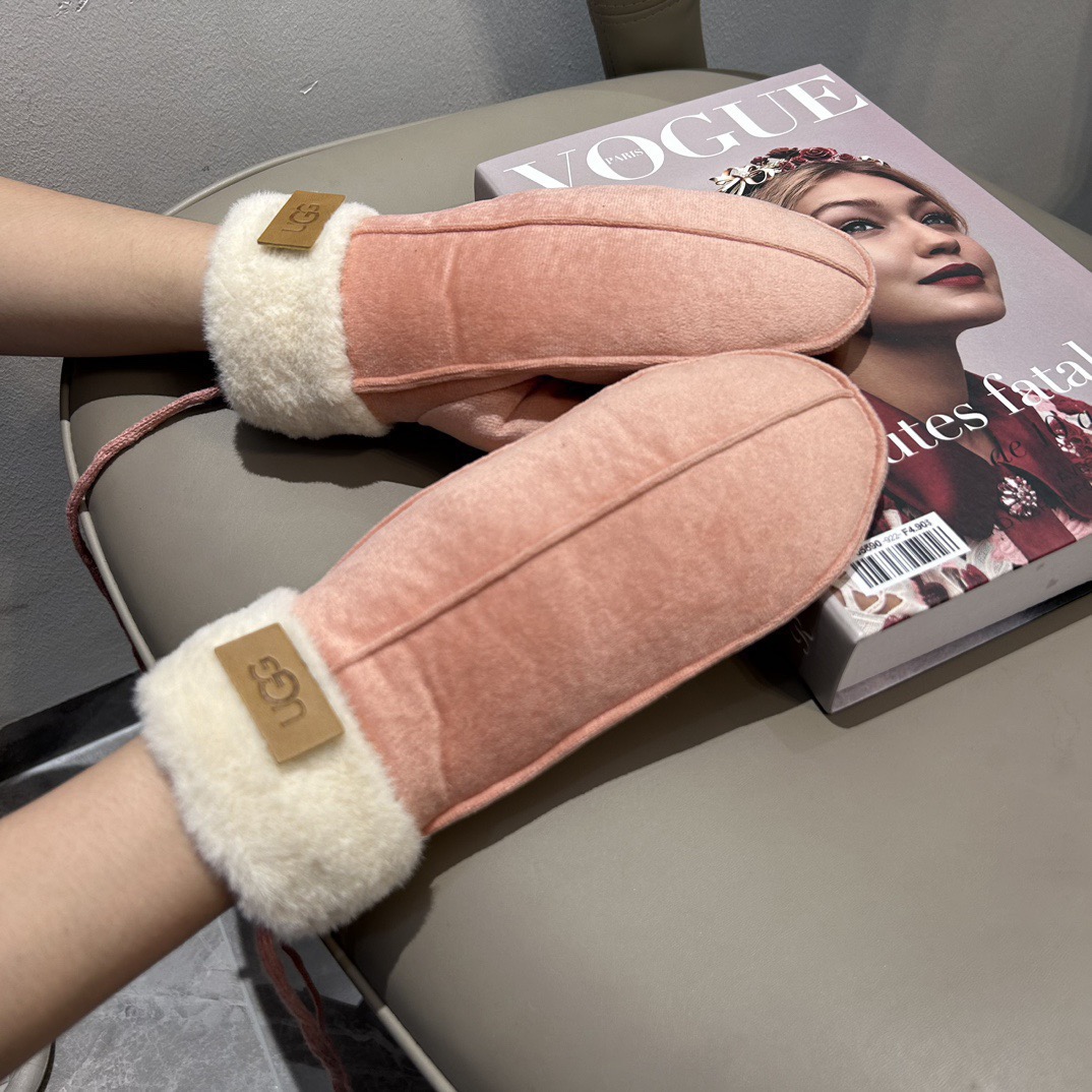 UGG2025秋冬挂肩羊毛手套👍值得对比。。同款不同品质，秒杀市场差产品，羊毛十懒兔毛内里加绒 🙌经典不