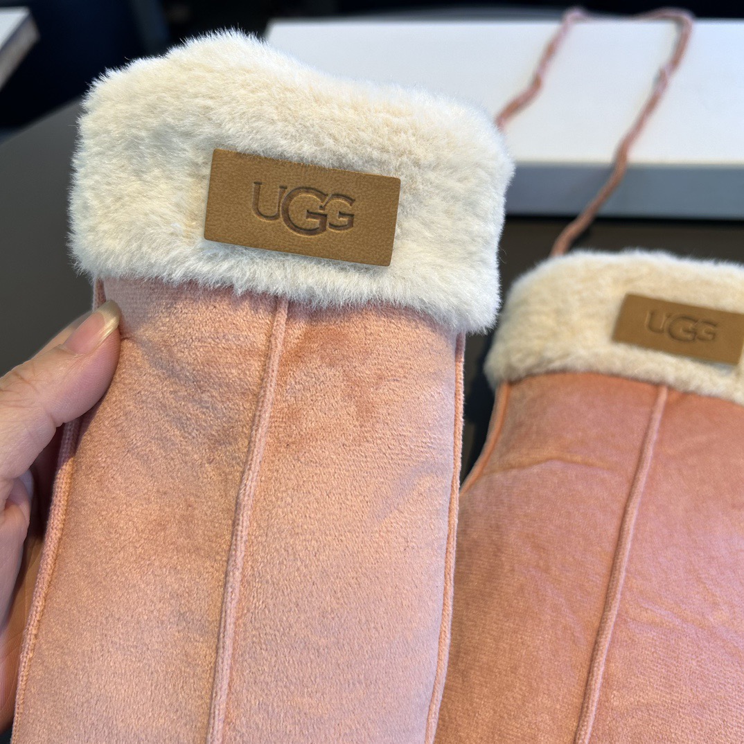 UGG2025秋冬挂肩羊毛手套👍值得对比。。同款不同品质，秒杀市场差产品，羊毛十懒兔毛内里加绒 🙌经典不
