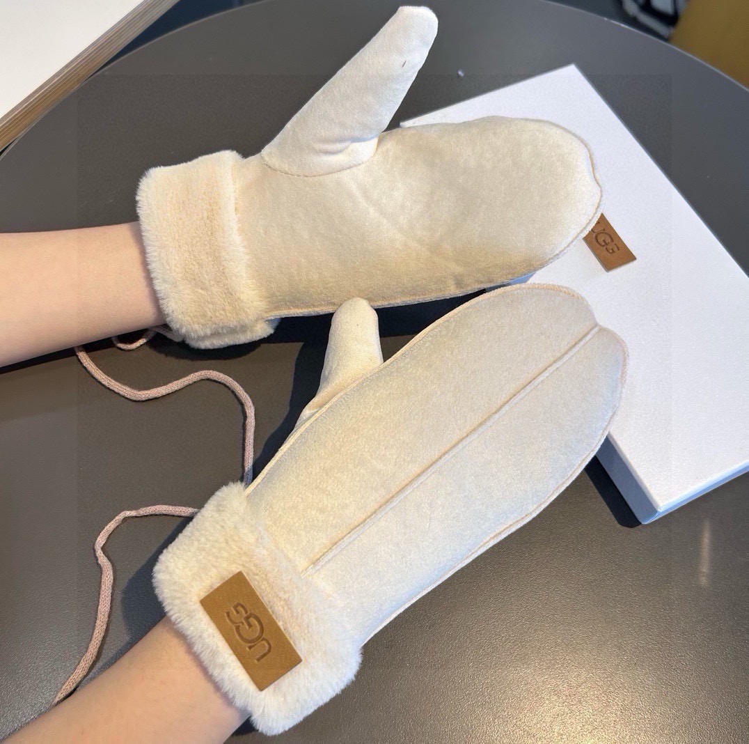 UGG2025秋冬挂肩羊毛手套👍值得对比。。同款不同品质，秒杀市场差产品，羊毛十懒兔毛内里加绒 🙌经典不