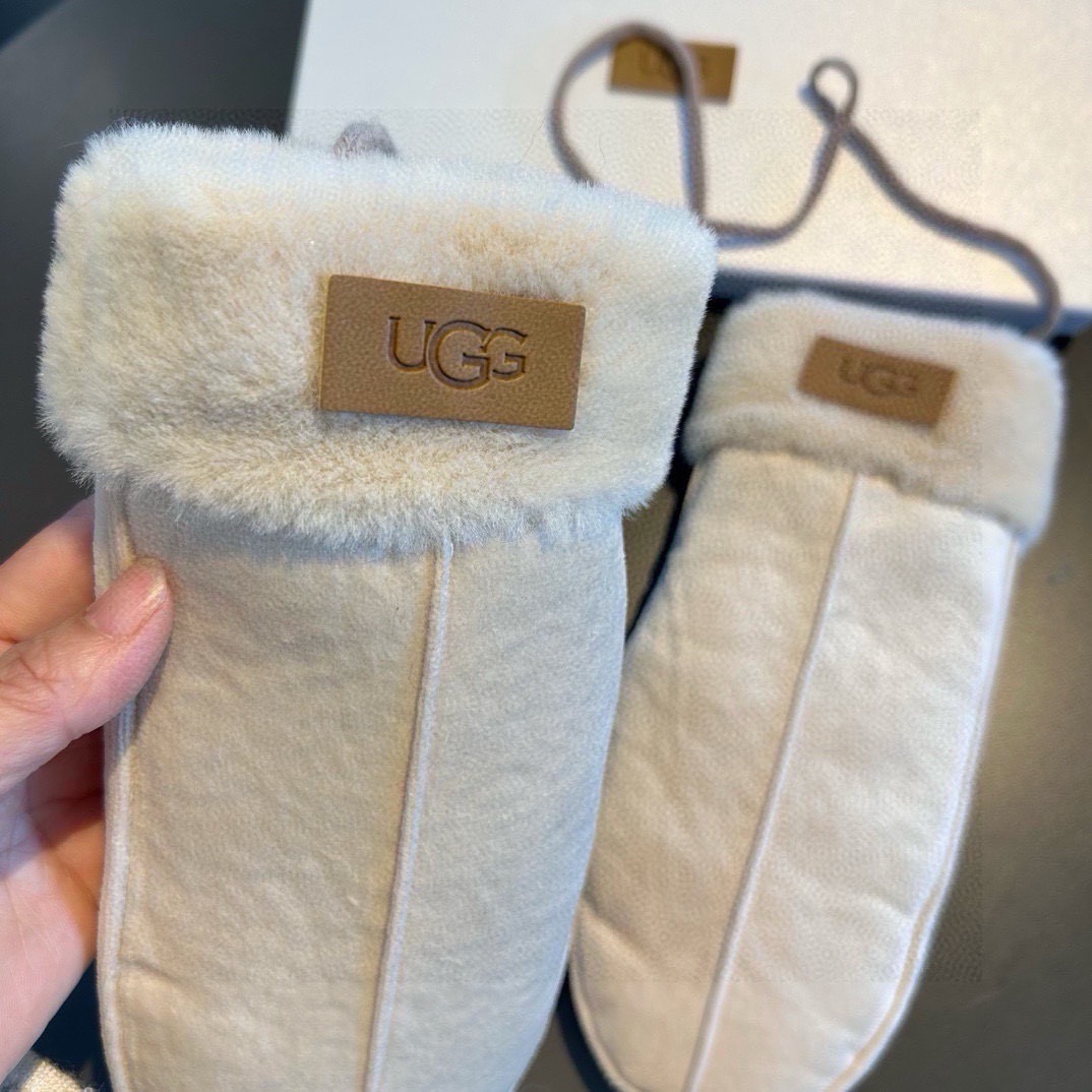 UGG2025秋冬挂肩羊毛手套👍值得对比。。同款不同品质，秒杀市场差产品，羊毛十懒兔毛内里加绒 🙌经典不