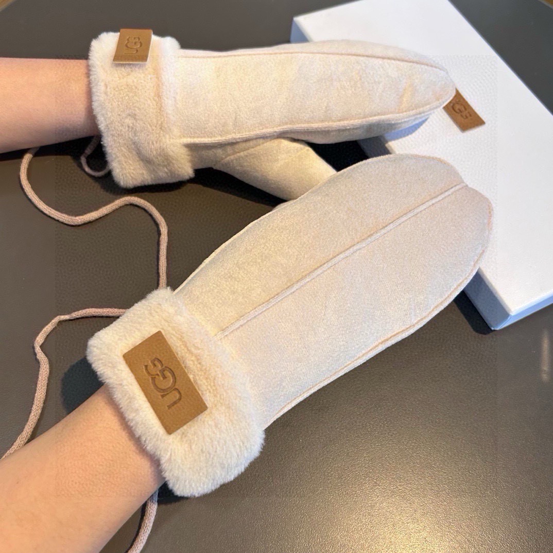 UGG2025秋冬挂肩羊毛手套👍值得对比。。同款不同品质，秒杀市场差产品，羊毛十懒兔毛内里加绒 🙌经典不