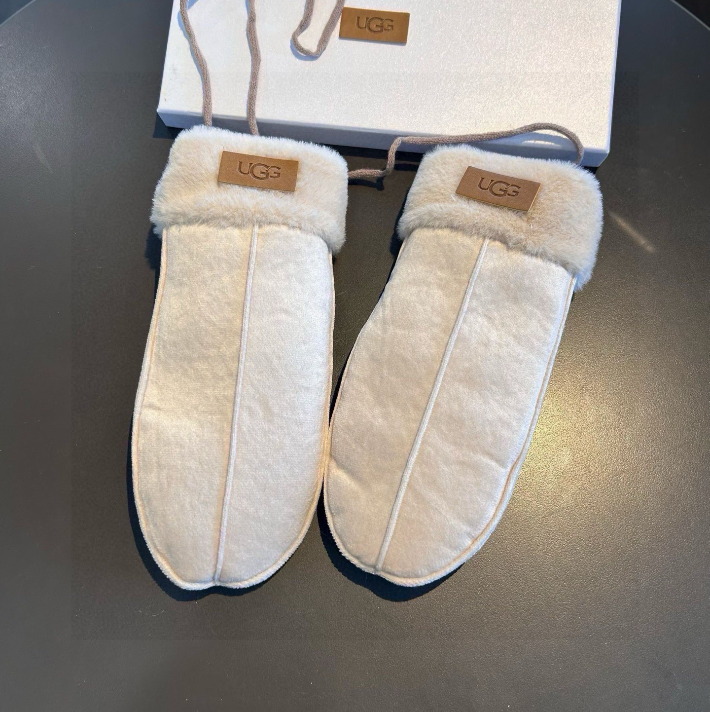 UGG2025秋冬挂肩羊毛手套👍值得对比。。同款不同品质，秒杀市场差产品，羊毛十懒兔毛内里加绒 🙌经典不