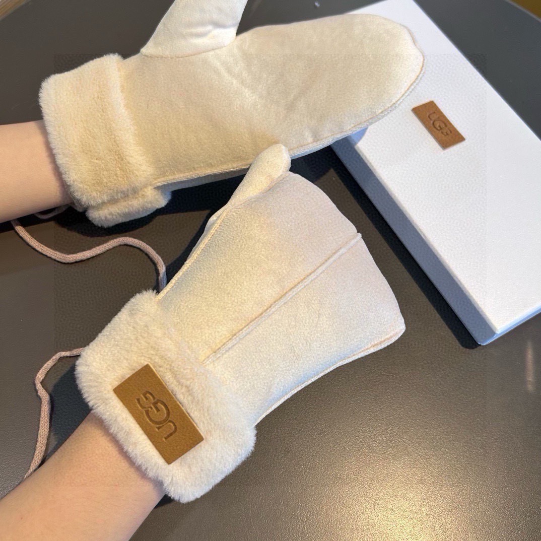 UGG2025秋冬挂肩羊毛手套👍值得对比。。同款不同品质，秒杀市场差产品，羊毛十懒兔毛内里加绒 🙌经典不