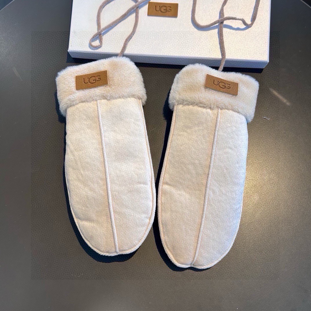 UGG2025秋冬挂肩羊毛手套👍值得对比。。同款不同品质，秒杀市场差产品，羊毛十懒兔毛内里加绒 🙌经典不