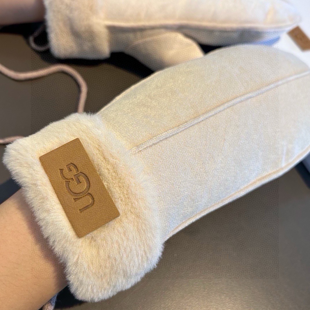 UGG2025秋冬挂肩羊毛手套👍值得对比。。同款不同品质，秒杀市场差产品，羊毛十懒兔毛内里加绒 🙌经典不