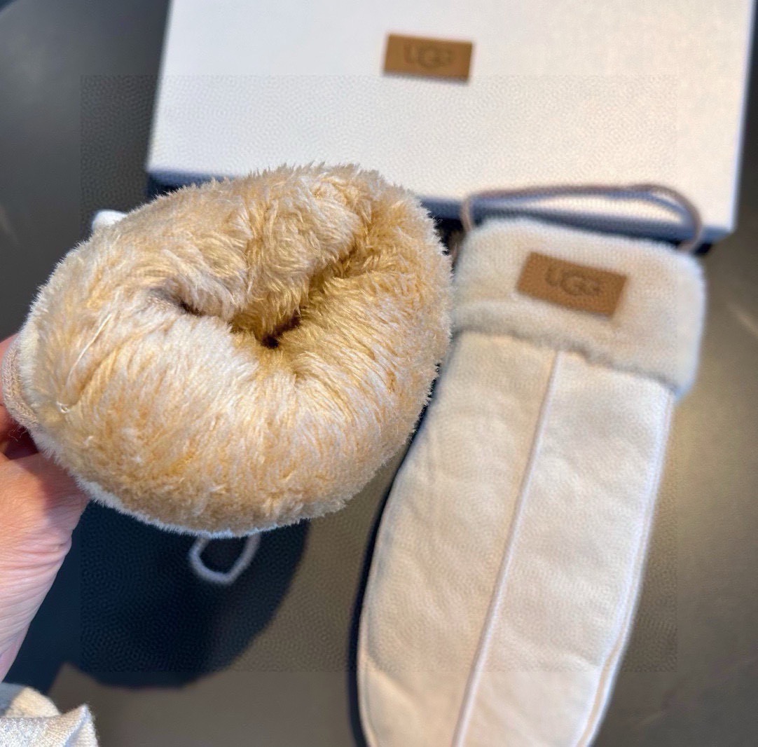 UGG2025秋冬挂肩羊毛手套👍值得对比。。同款不同品质，秒杀市场差产品，羊毛十懒兔毛内里加绒 🙌经典不