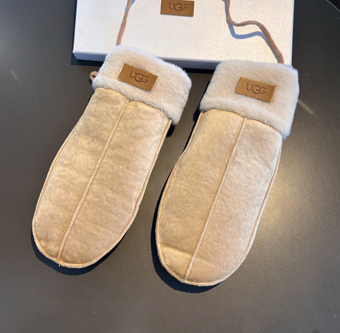 UGG2025秋冬挂肩羊毛手套👍值得对比。。同款不同品质，秒杀市场差产品，羊毛十懒兔毛内里加绒 🙌经典不