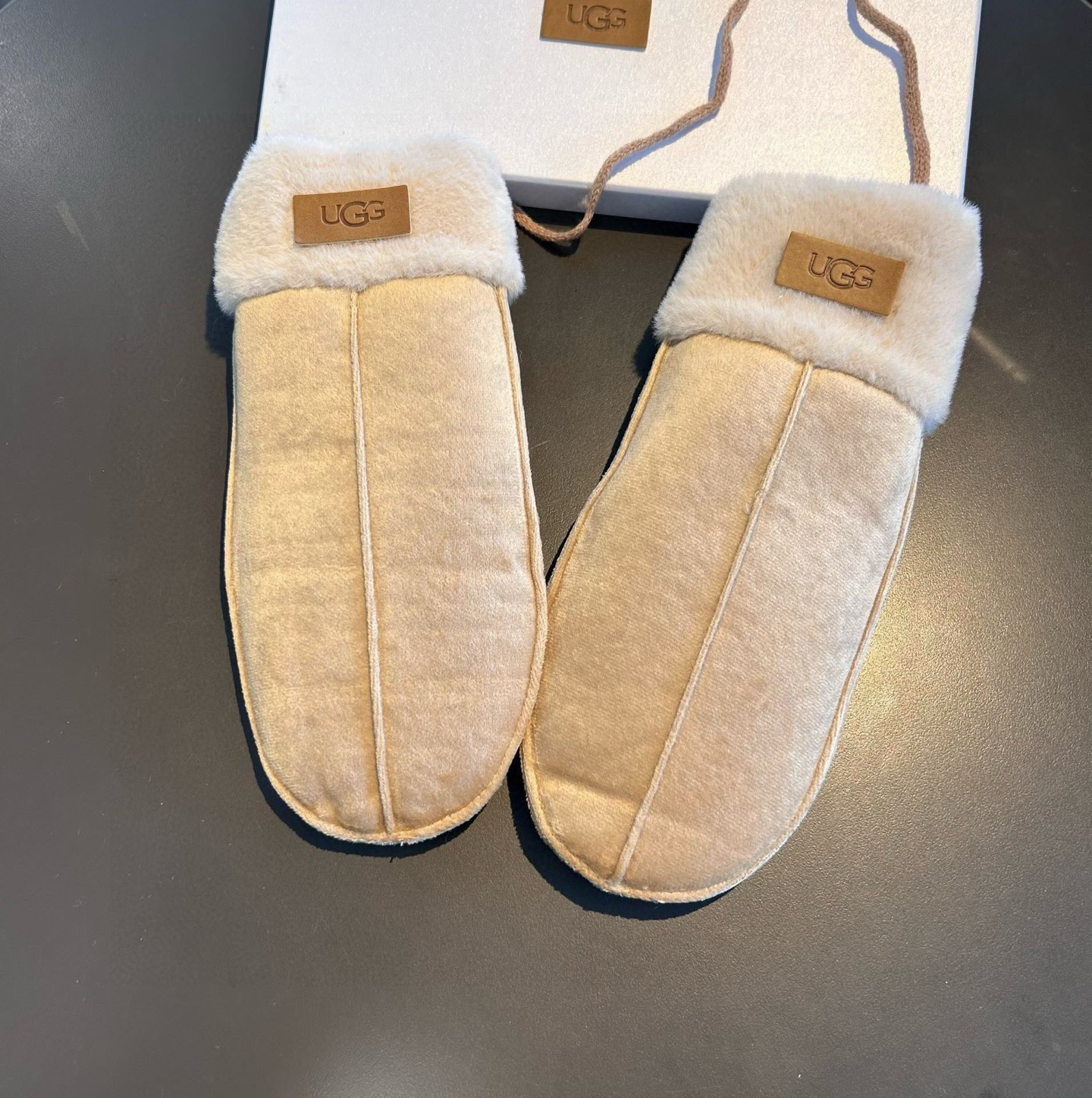 UGG2025秋冬挂肩羊毛手套👍值得对比。。同款不同品质，秒杀市场差产品，羊毛十懒兔毛内里加绒 🙌经典不