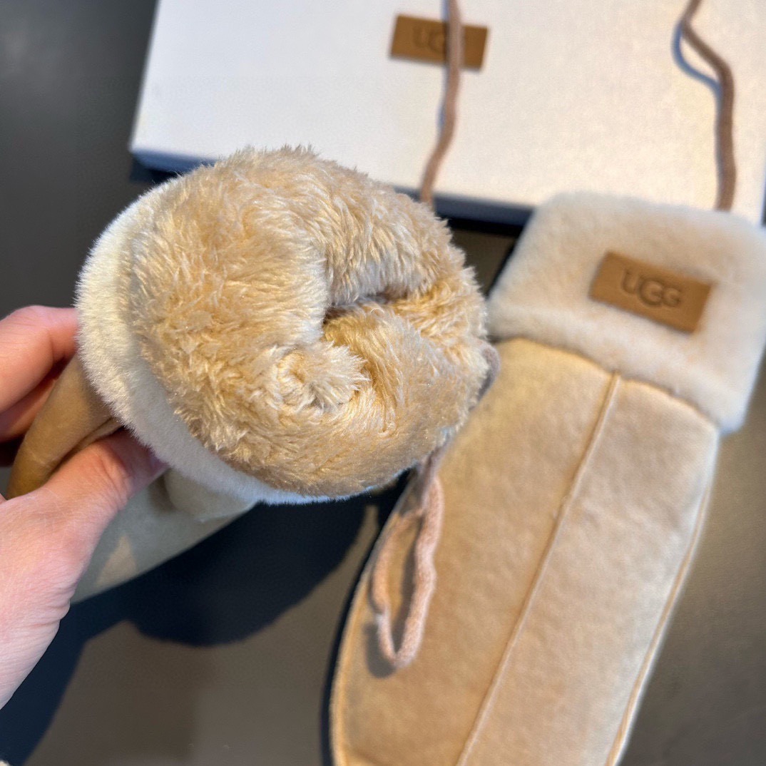 UGG2025秋冬挂肩羊毛手套👍值得对比。。同款不同品质，秒杀市场差产品，羊毛十懒兔毛内里加绒 🙌经典不