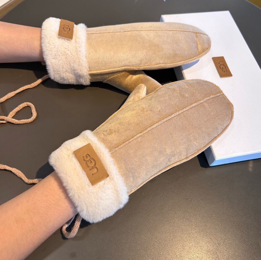 UGG2025秋冬挂肩羊毛手套👍值得对比。。同款不同品质，秒杀市场差产品，羊毛十懒兔毛内里加绒 🙌经典不