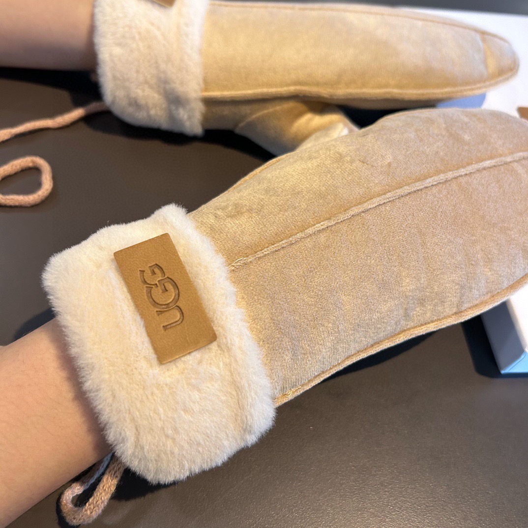 UGG2025秋冬挂肩羊毛手套👍值得对比。。同款不同品质，秒杀市场差产品，羊毛十懒兔毛内里加绒 🙌经典不