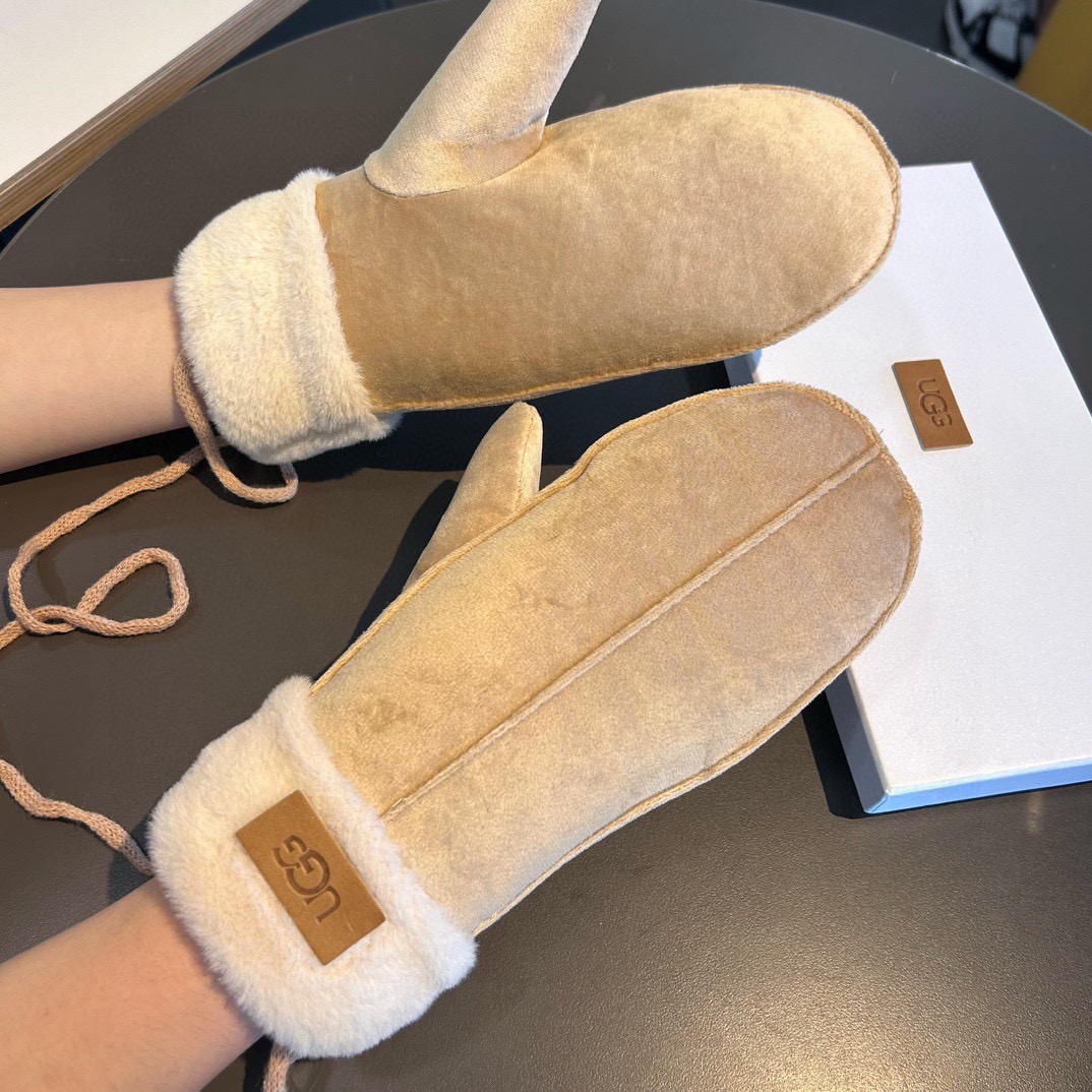 UGG2025秋冬挂肩羊毛手套👍值得对比。。同款不同品质，秒杀市场差产品，羊毛十懒兔毛内里加绒 🙌经典不