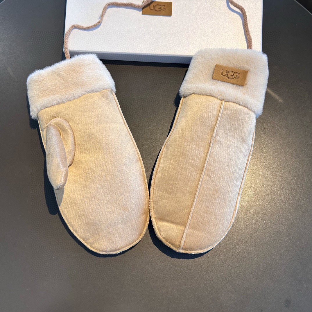UGG2025秋冬挂肩羊毛手套👍值得对比。。同款不同品质，秒杀市场差产品，羊毛十懒兔毛内里加绒 🙌经典不
