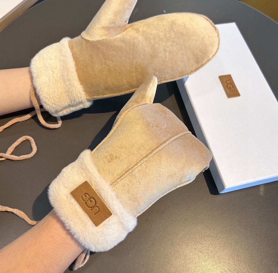 UGG2025秋冬挂肩羊毛手套👍值得对比。。同款不同品质，秒杀市场差产品，羊毛十懒兔毛内里加绒 🙌经典不