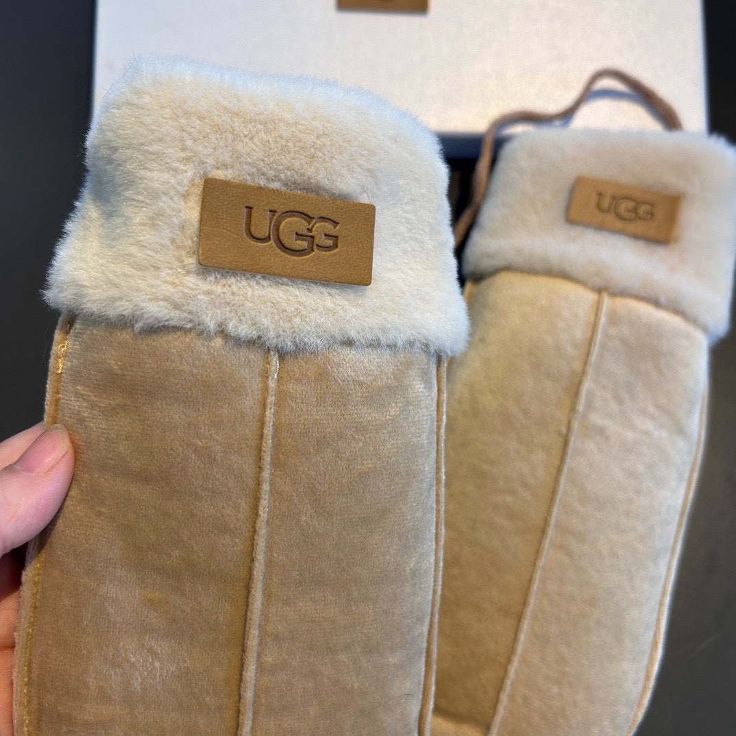 UGG2025秋冬挂肩羊毛手套👍值得对比。。同款不同品质，秒杀市场差产品，羊毛十懒兔毛内里加绒 🙌经典不