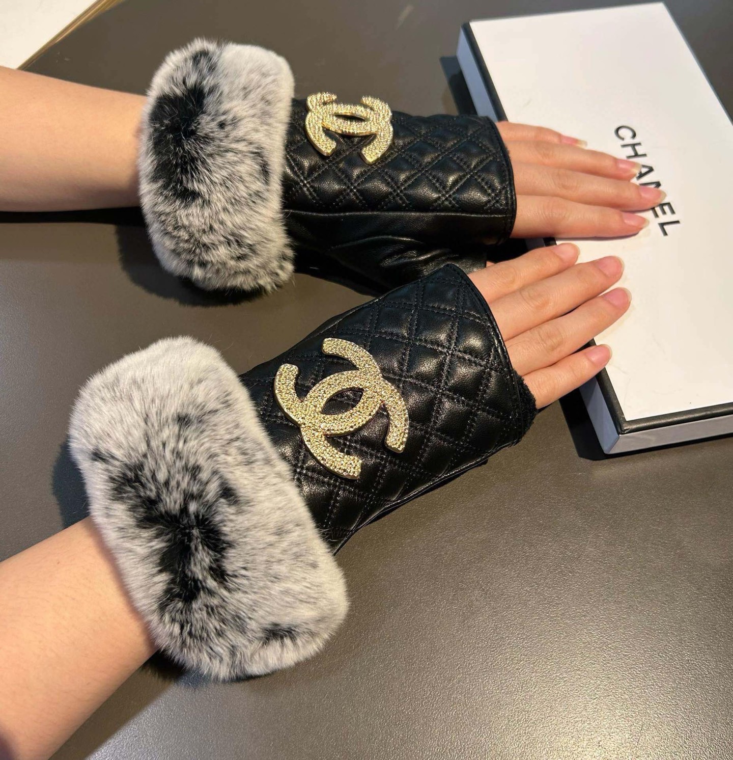 Chanel 香奈儿2025秋冬短款懒兔毛手套👍值得对比。。同款不同品质，秒杀市场差产品，进口一级羊皮➕