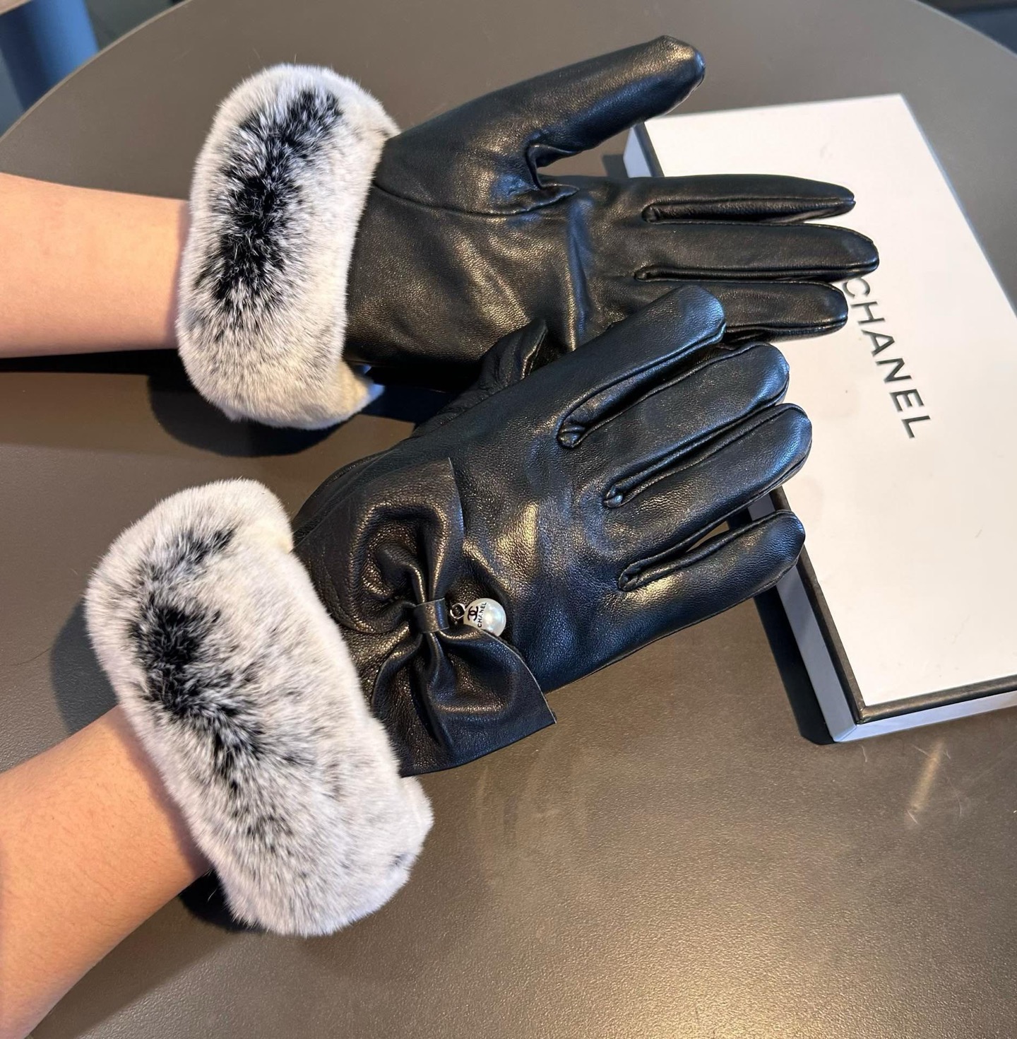Chanel 香奈儿2025秋冬懒兔毛羊皮手套👍值得对比。。同款不同品质，秒杀市场差产品，进口一级羊皮➕