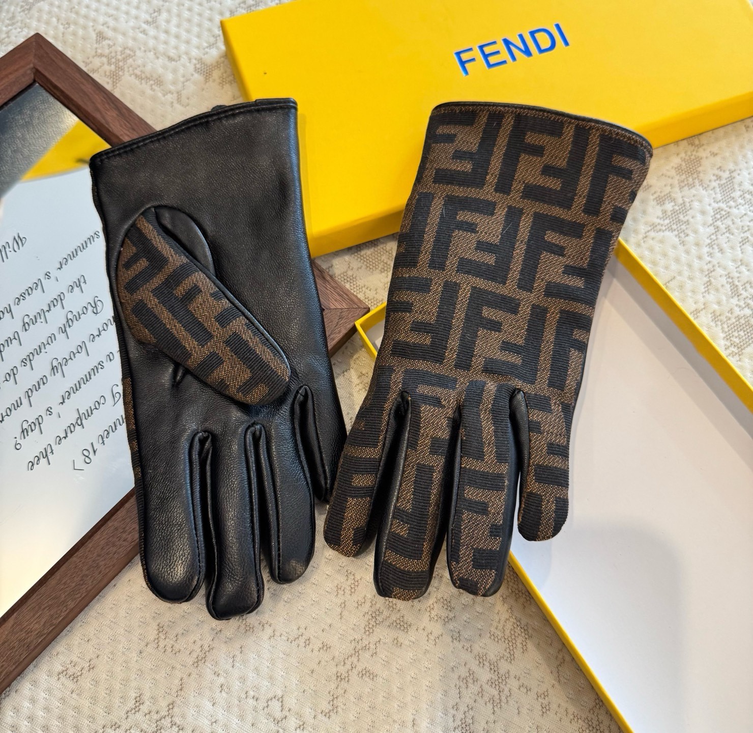 芬迪FENDI✨2025秋冬羊皮配布手套👍手机触屏，值得对比。。同款不同品质，秒杀市场差产品，进口一级羊