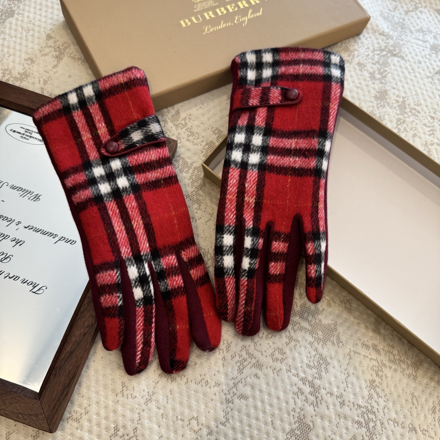 巴宝莉BURBERRY 专柜新品羊毛手套，时尚手套，秋冬保暖加绒内里，经典格子，上手超舒适柔软、百搭！均