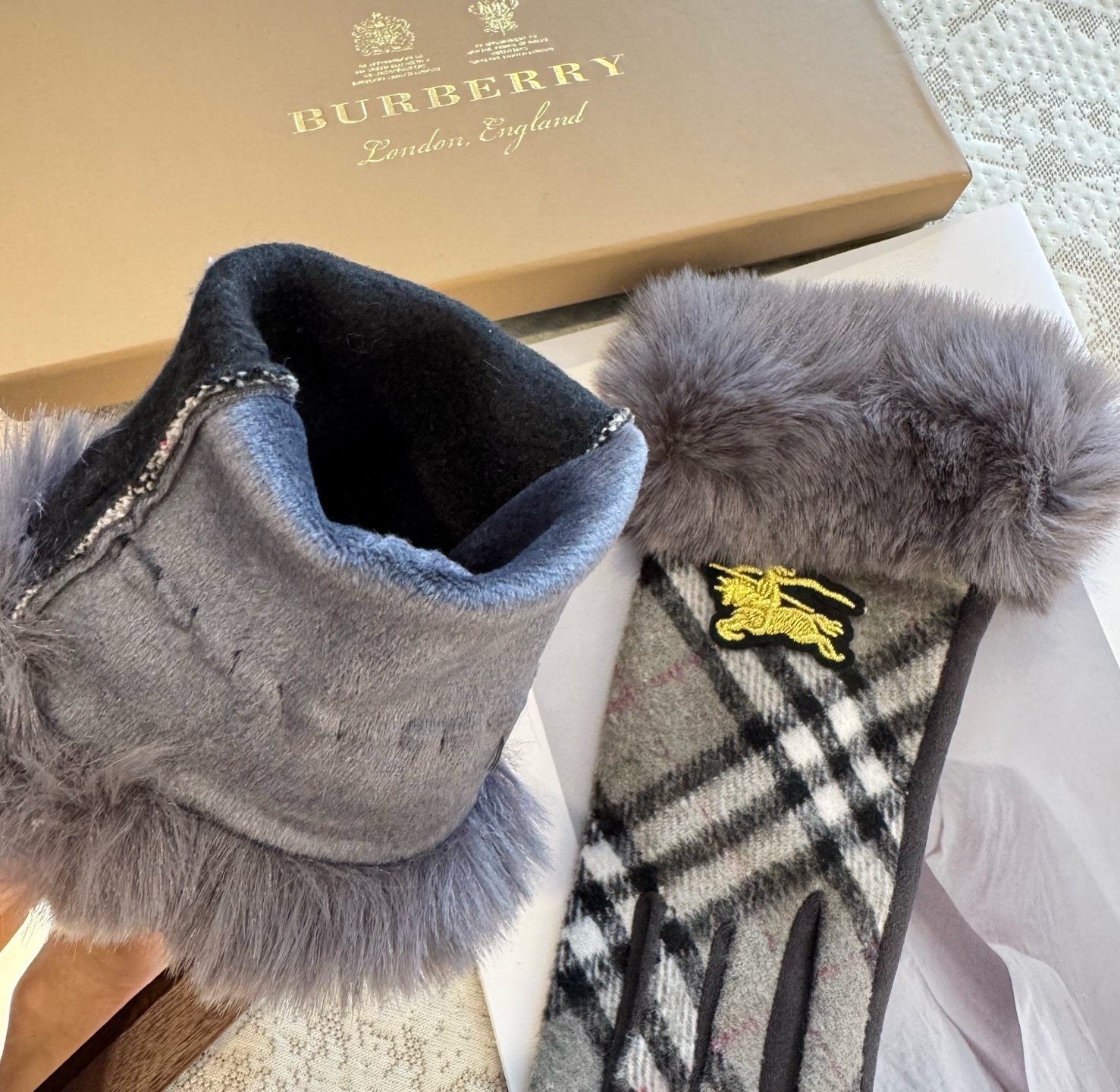 巴宝莉BURBERRY 专柜新品羊毛手套，时尚手套，秋冬保暖加绒内里，经典格子，上手超舒适柔软、百搭！均