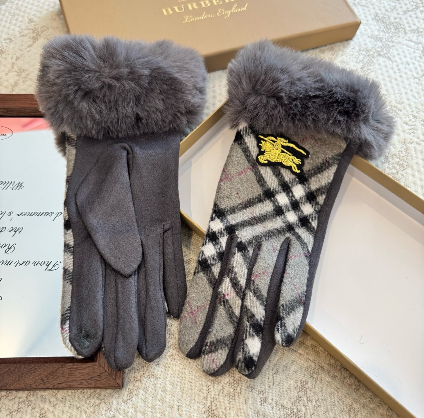 巴宝莉BURBERRY 专柜新品羊毛手套，时尚手套，秋冬保暖加绒内里，经典格子，上手超舒适柔软、百搭！均