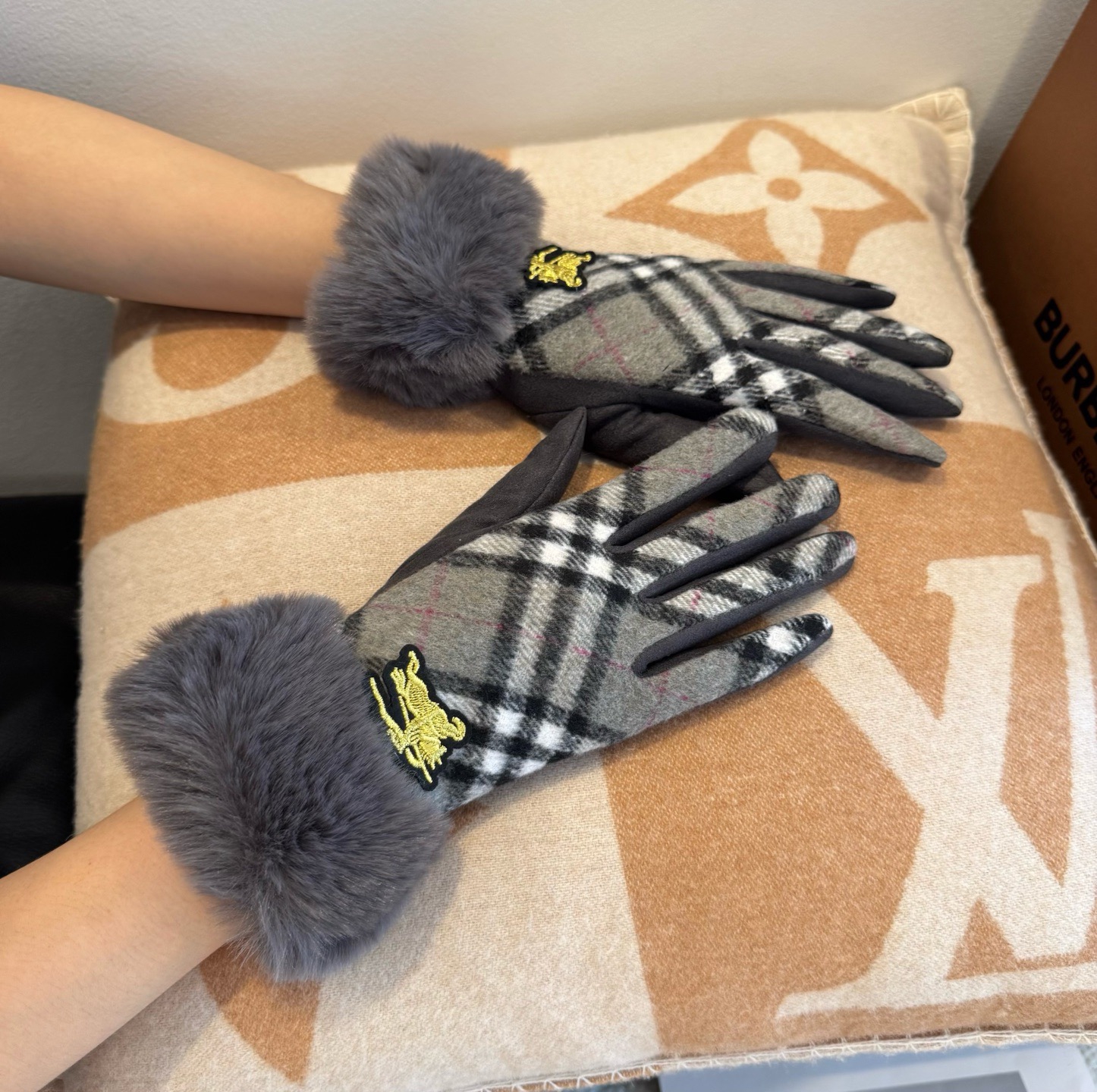 巴宝莉BURBERRY 专柜新品羊毛手套，时尚手套，秋冬保暖加绒内里，经典格子，上手超舒适柔软、百搭！均