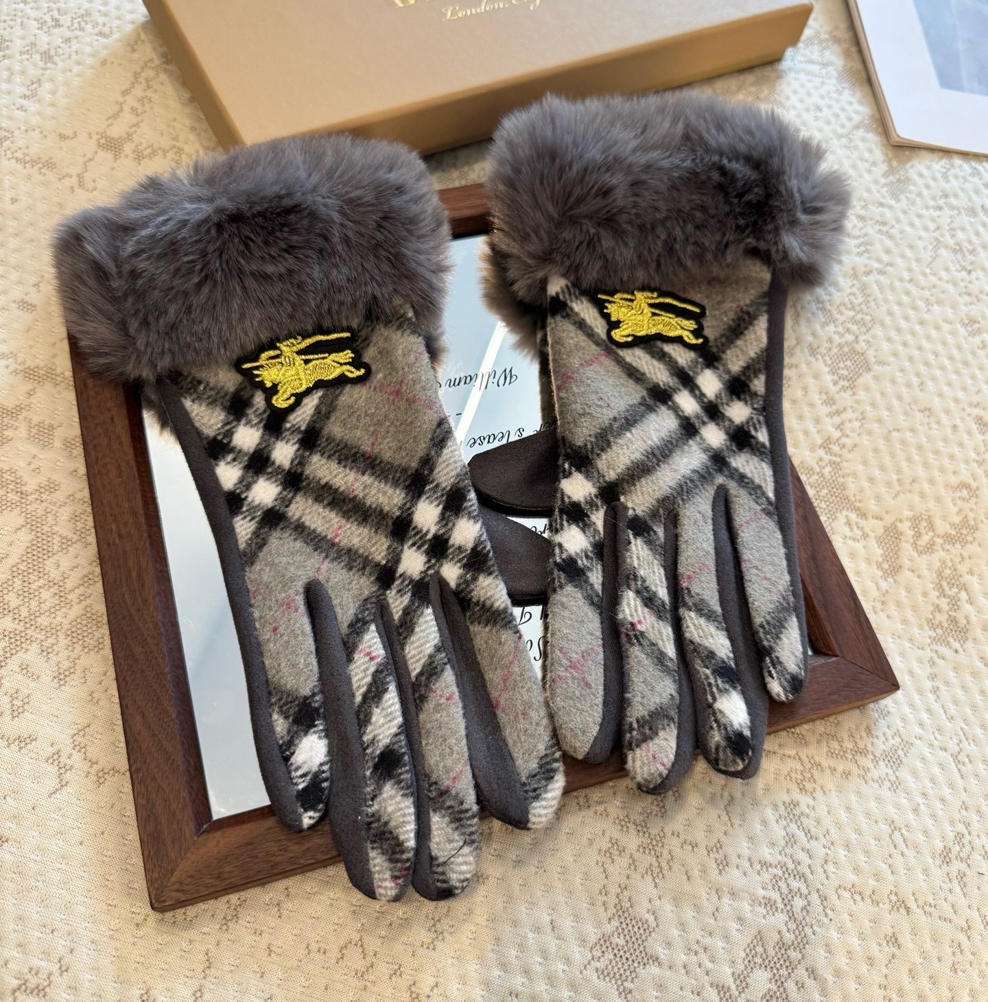 巴宝莉BURBERRY 专柜新品羊毛手套，时尚手套，秋冬保暖加绒内里，经典格子，上手超舒适柔软、百搭！均