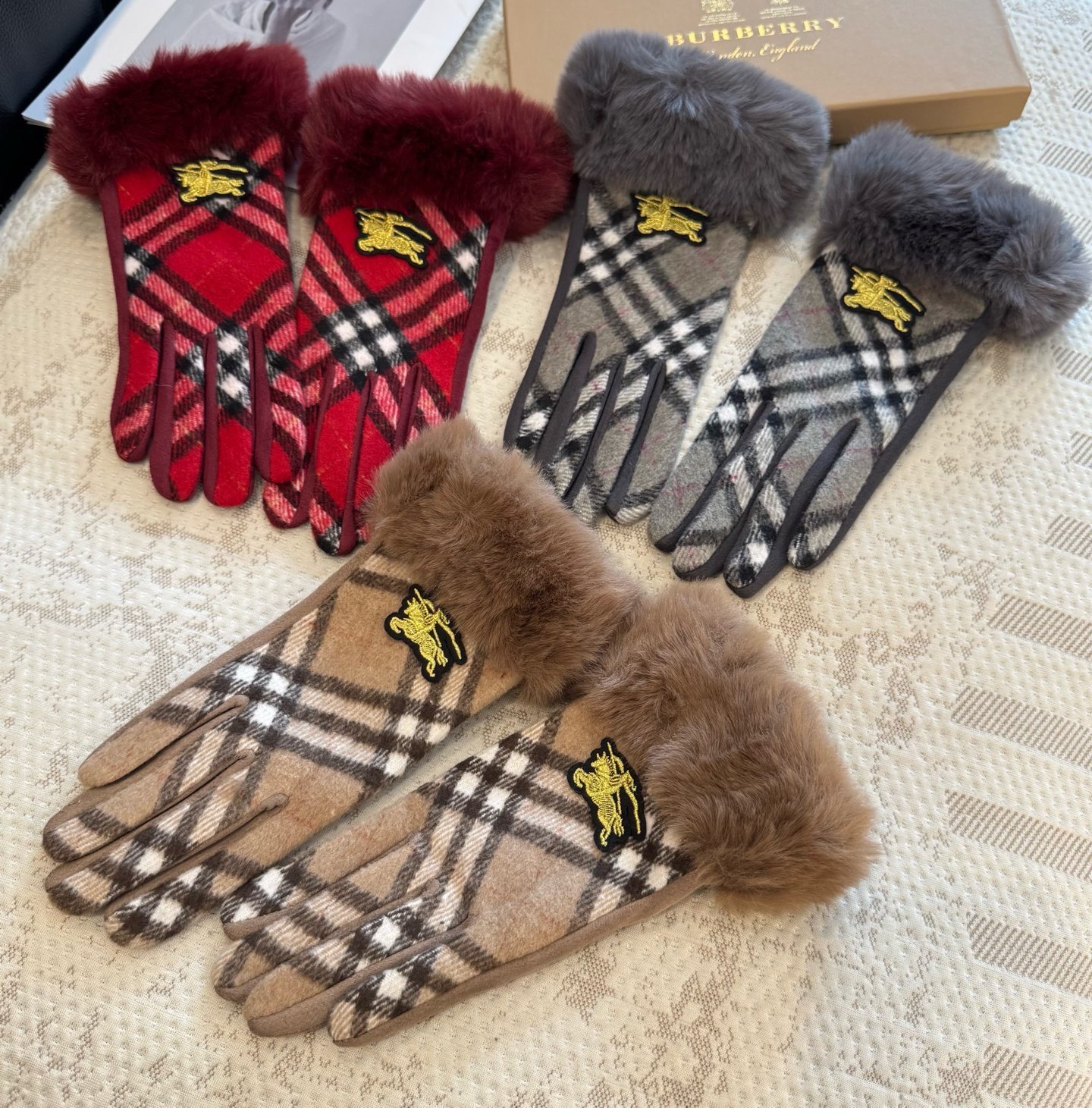 巴宝莉BURBERRY 专柜新品羊毛手套，时尚手套，秋冬保暖加绒内里，经典格子，上手超舒适柔软、百搭！均
