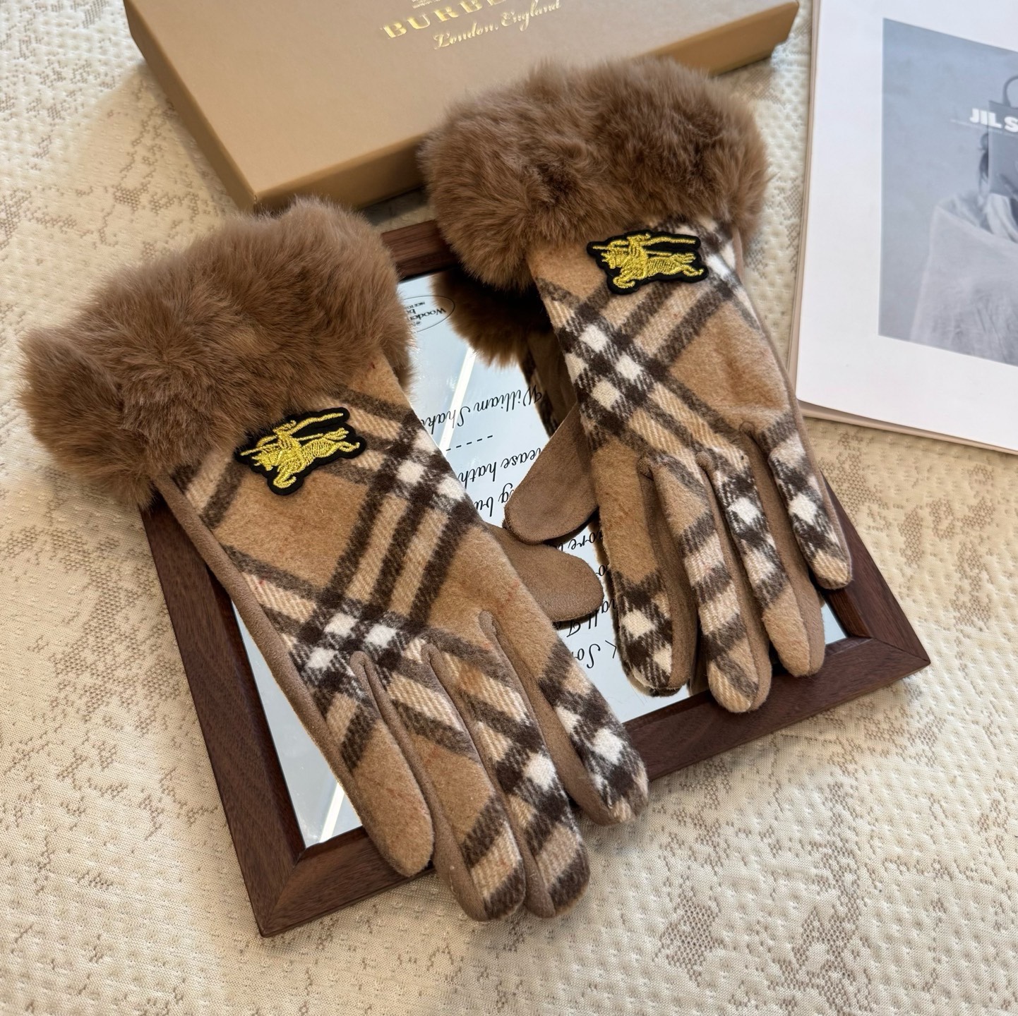 巴宝莉BURBERRY 专柜新品羊毛手套，时尚手套，秋冬保暖加绒内里，经典格子，上手超舒适柔软、百搭！均