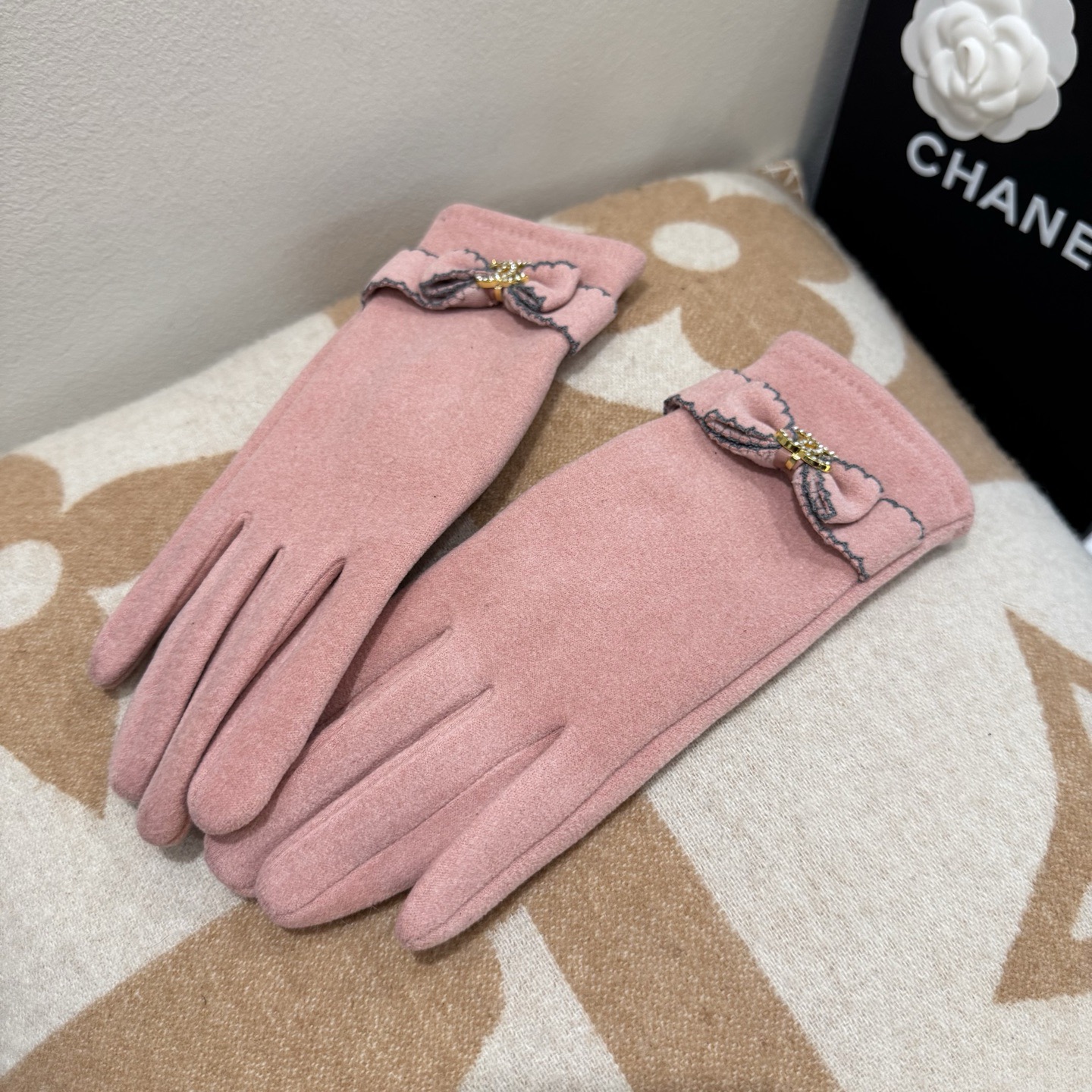 Chanel香奈儿专柜新品羊毛手套，时尚手套，秋冬保暖加绒内里，超仙上手超舒适柔软、百搭！均码