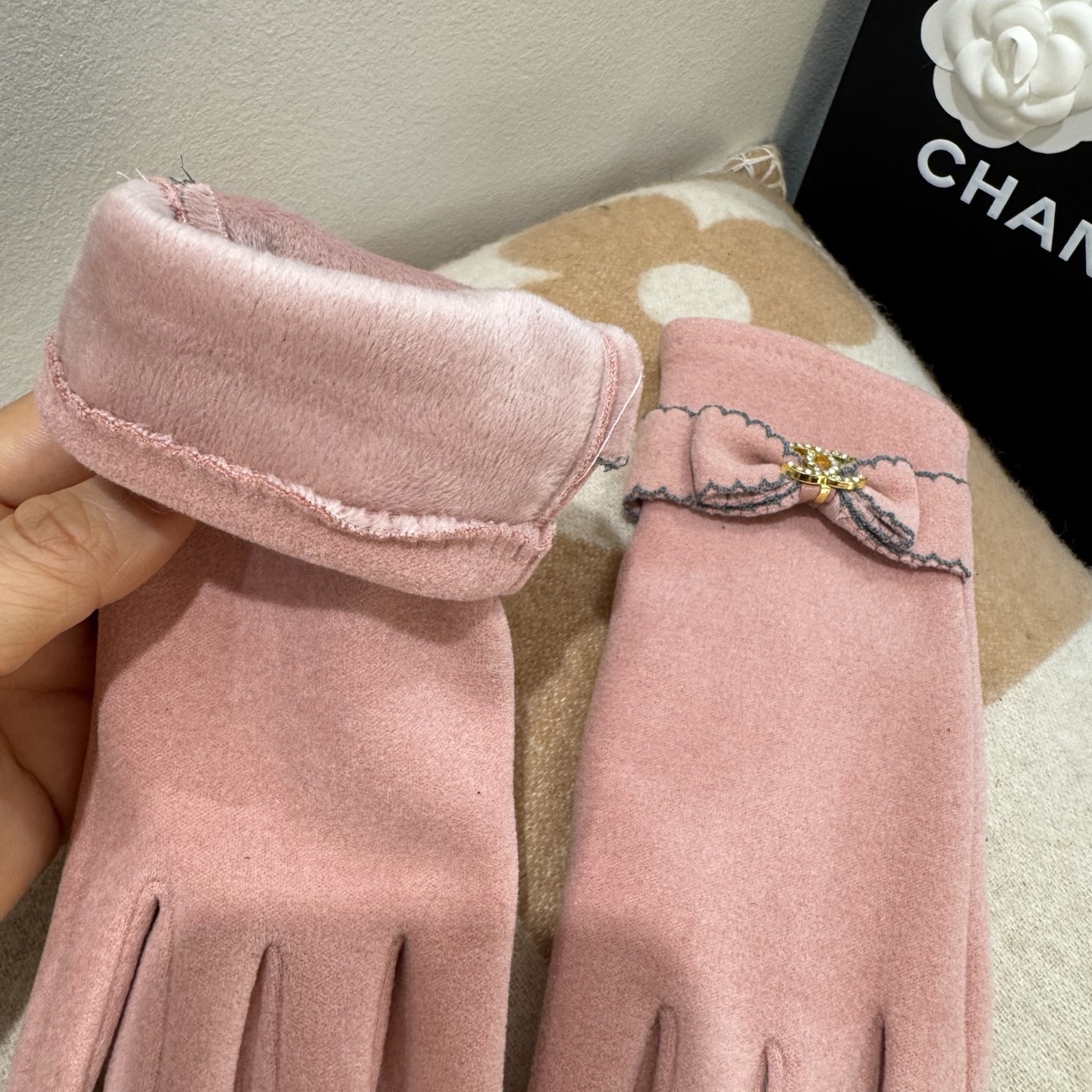 Chanel香奈儿专柜新品羊毛手套，时尚手套，秋冬保暖加绒内里，超仙上手超舒适柔软、百搭！均码