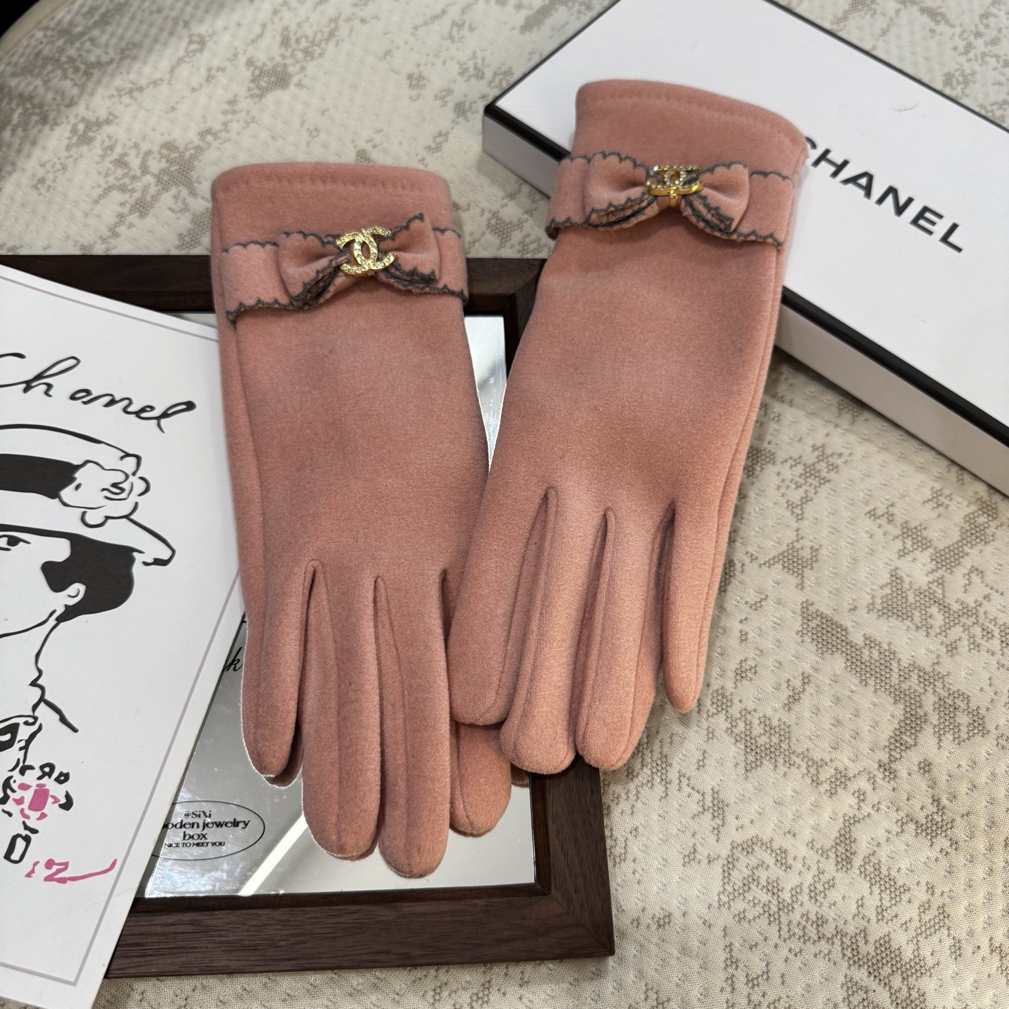 Chanel香奈儿专柜新品羊毛手套，时尚手套，秋冬保暖加绒内里，超仙上手超舒适柔软、百搭！均码