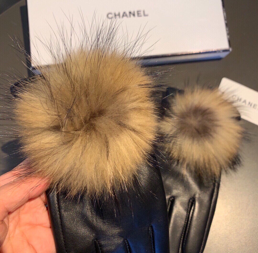 💫💫Chanel 香奈儿2025秋冬大狐狸毛球触屏手套👍女神集美们必备✈️单品，美美哒💐值得对比。。同款