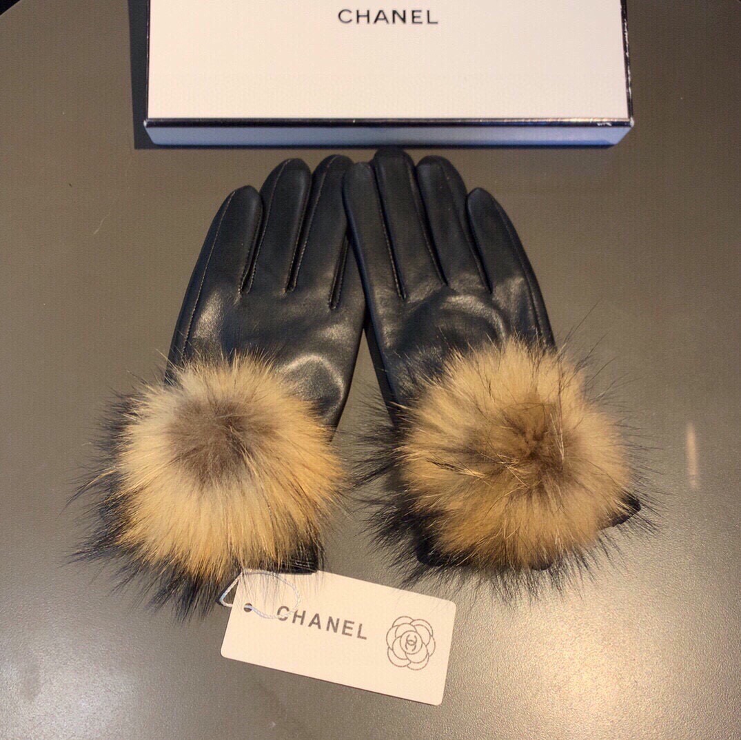 💫💫Chanel 香奈儿2025秋冬大狐狸毛球触屏手套👍女神集美们必备✈️单品，美美哒💐值得对比。。同款