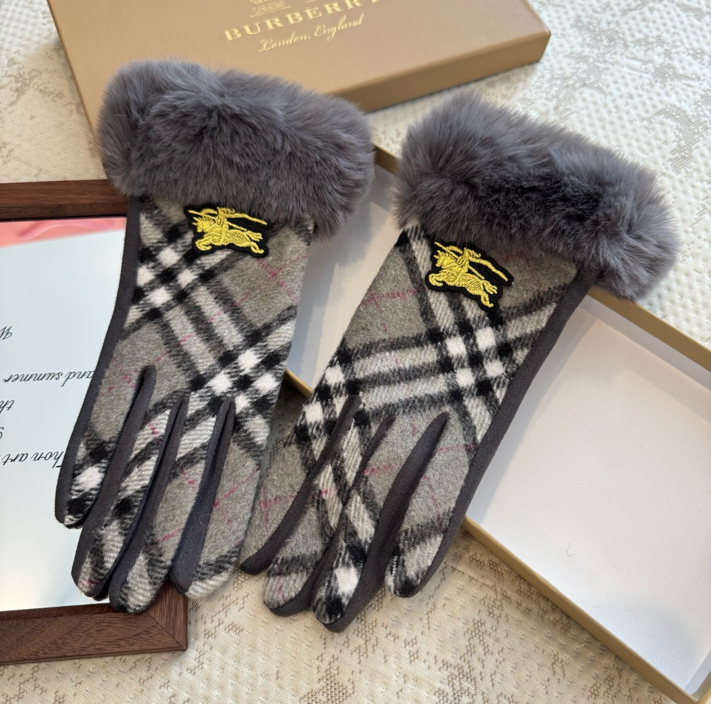 巴宝莉BURBERRY 专柜新品羊毛手套，时尚手套，秋冬保暖加绒内里，经典格子，上手超舒适柔软、百搭！均