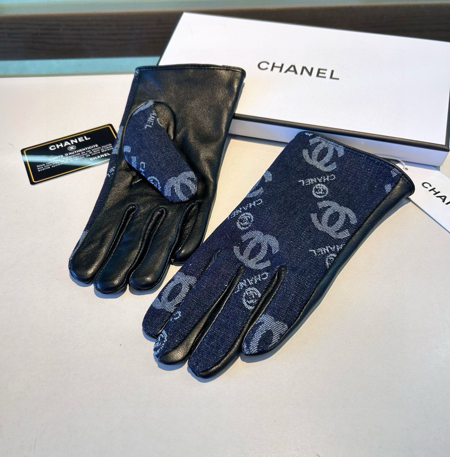 2025🧤LV新品牛仔配皮手套，时尚机车🚗手套，秋冬新品布内里，时尚🌺上手超舒适柔软、百搭！集美女神必备