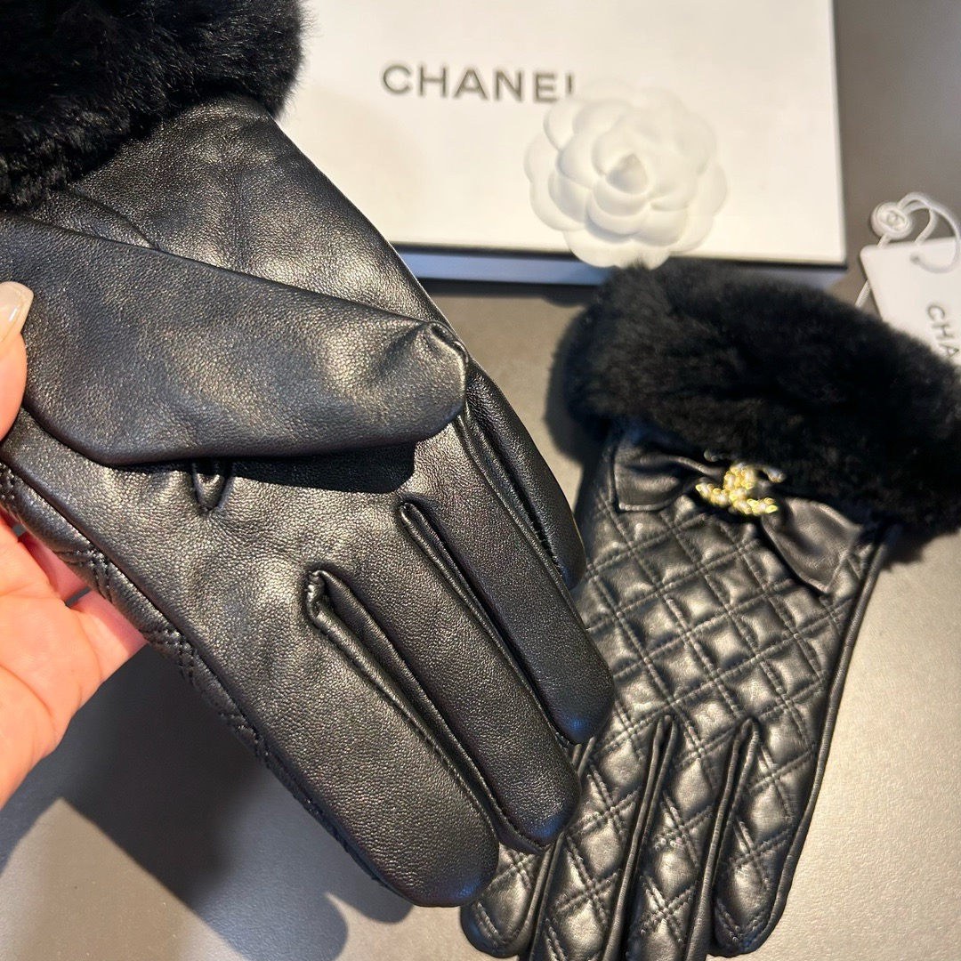 Chanel 香奈儿2025秋冬双C懒兔毛羊皮手套👍手机触屏，值得对比。。同款不同品质，秒杀市场差产品，