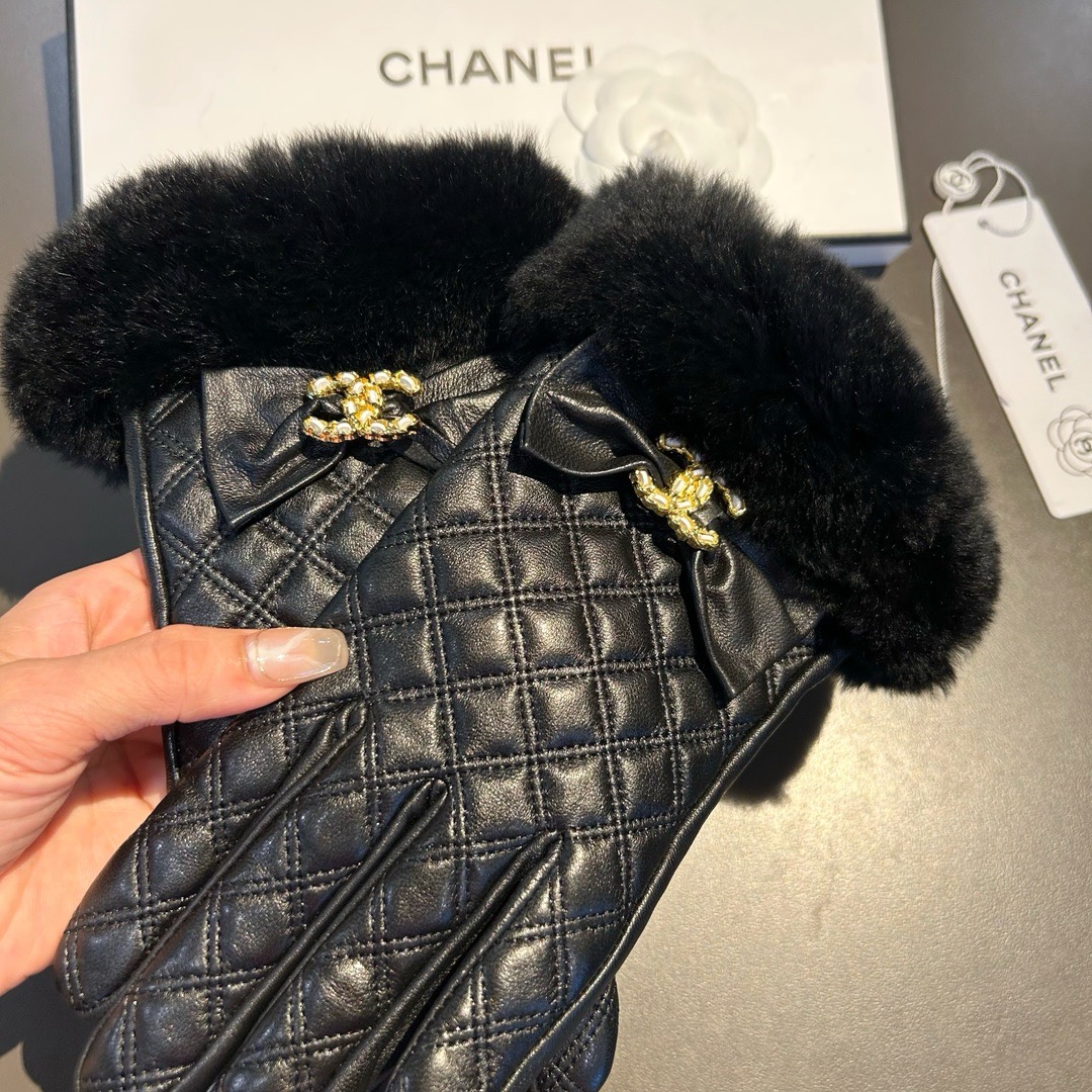 Chanel 香奈儿2025秋冬双C懒兔毛羊皮手套👍手机触屏，值得对比。。同款不同品质，秒杀市场差产品，