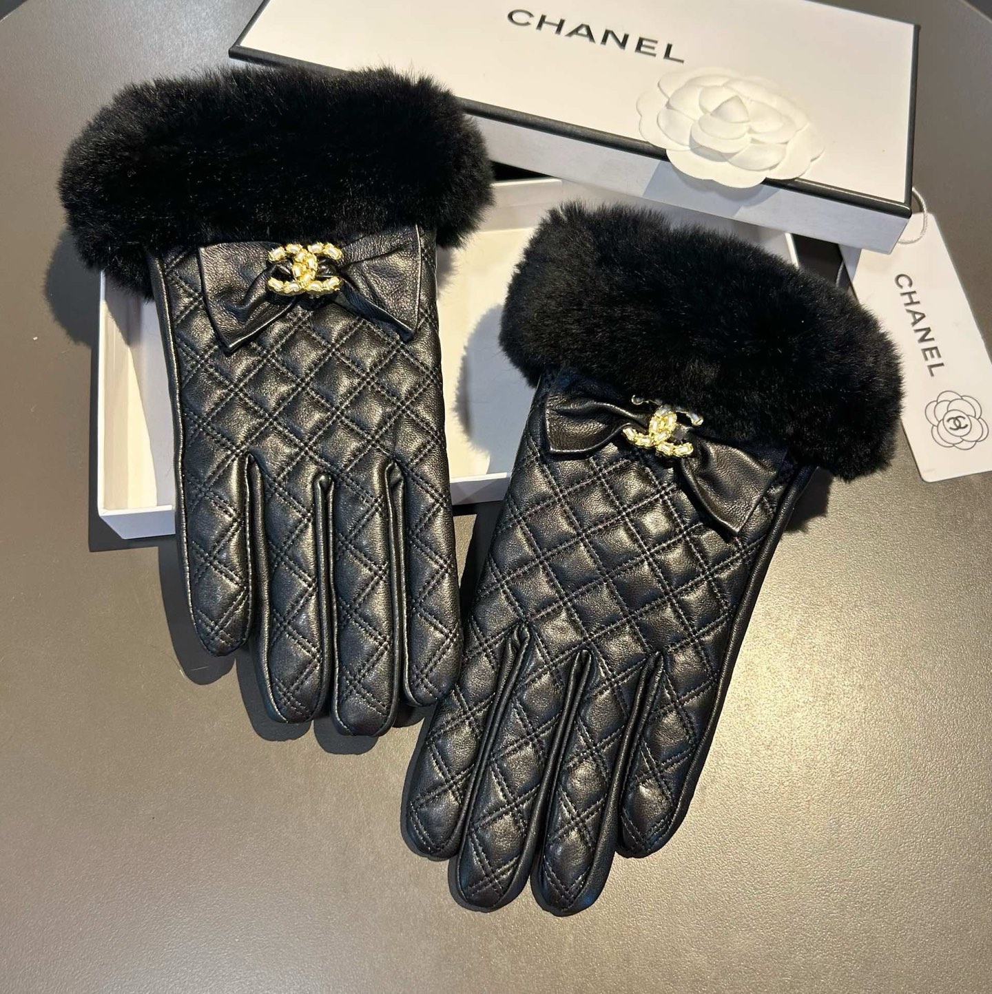 Chanel 香奈儿2025秋冬双C懒兔毛羊皮手套👍手机触屏，值得对比。。同款不同品质，秒杀市场差产品，
