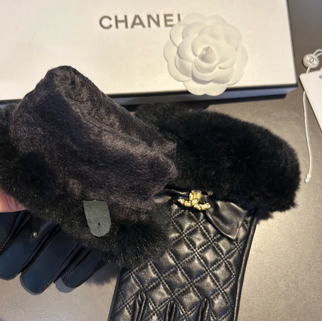 Chanel 香奈儿2025秋冬双C懒兔毛羊皮手套👍手机触屏，值得对比。。同款不同品质，秒杀市场差产品，