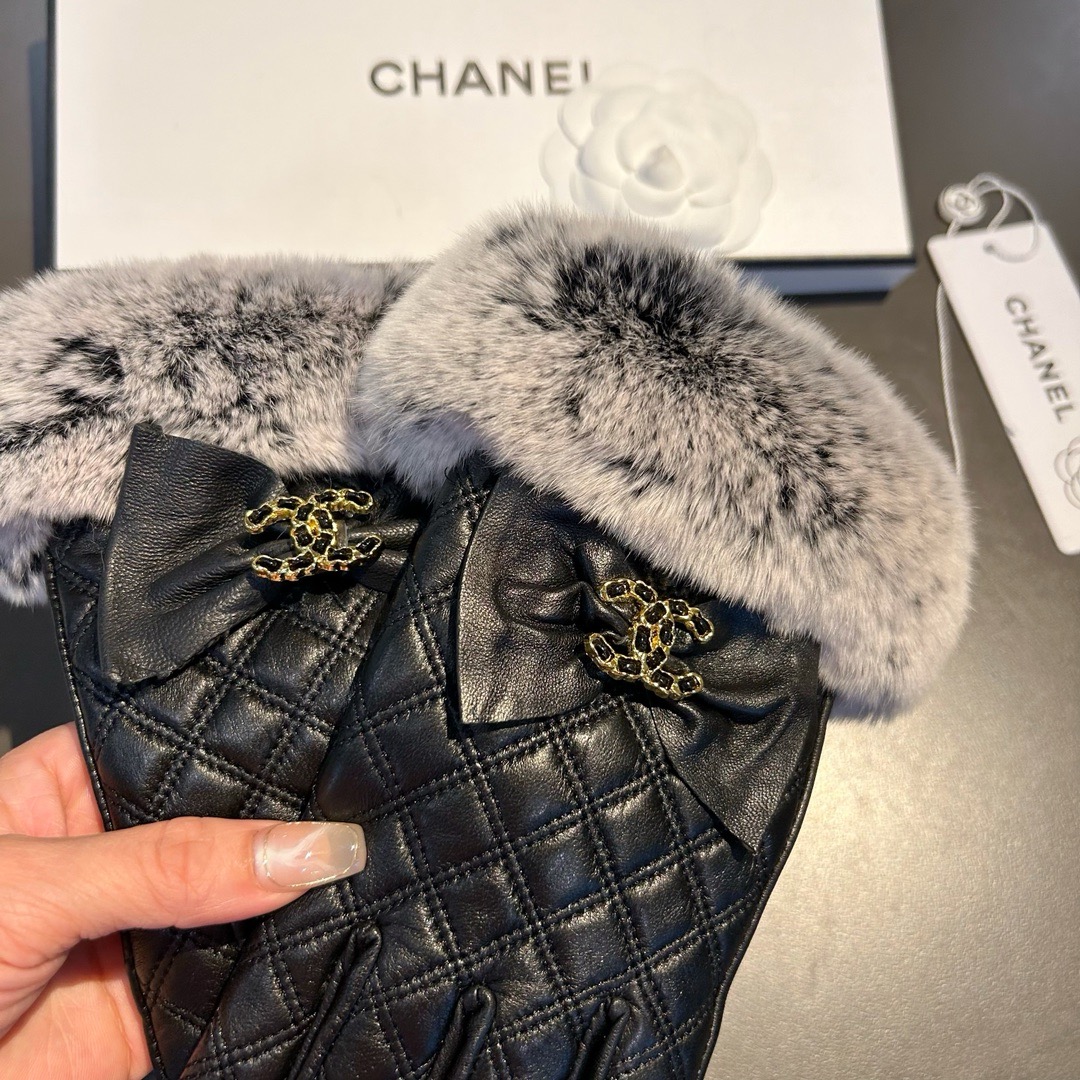 Chanel 香奈儿2025秋冬双C懒兔毛羊皮手套👍手机触屏，值得对比。。同款不同品质，秒杀市场差产品，