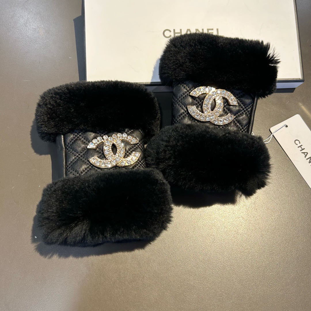Chanel 香奈儿2025秋冬短款懒兔毛手套👍值得对比。。同款不同品质，秒杀市场差产品，进口一级羊皮➕